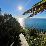 Mimosa Seafront - Free Parking Wi-fi Apartment